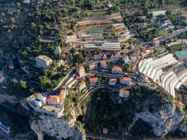 İtalyan Rivierası 'ndaki hava manzarası ve San Remo yakınlarındaki Ventimiglia, Grimaldi köyündeki Fransız-İtalyan sınırından gelen dağlar yukarıdan panoramik manzara.