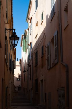 Fransız Rivierası 'ndaki ünlü turistik köy Saint-Tropez' de yürüyüş, yaz tatili, renkli evler, Var, Provence, Fransa, seyahat beldesi