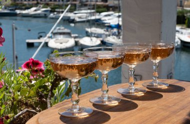 Fransız brut şampanyası şampanya köpüklü şarap. Port Grimaud 'da yat limanında, Saint-Tropez yakınlarında, Fransız Riviera tatili, Var, Fransa yaz tatili.