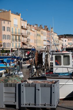 Saint-Tropez 'in eski limanı Fransız Rivierası' ndaki ünlü turistik köy, büyük yat tekneleri ve renkli evleri olan yaz tatili, Fransa