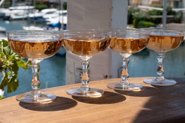 Fransız brut şampanyası şampanya köpüklü şarap. Port Grimaud 'da yat limanında, Saint-Tropez yakınlarında, Fransız Riviera tatili, Var, Fransa yaz tatili.