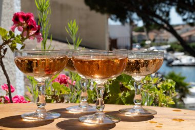 Fransız brut şampanyası şampanya köpüklü şarap. Port Grimaud 'da yat limanında, Saint-Tropez yakınlarında, Fransız Riviera tatili, Var, Fransa yaz tatili.
