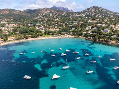 Mavi Akdeniz 'deki panoramik manzara, Agay kasabasının kumlu plajı, Esterel kızıl dağları yakınlarındaki yaz tatili merkezi, Fransız Riviera, Provence. Fransa