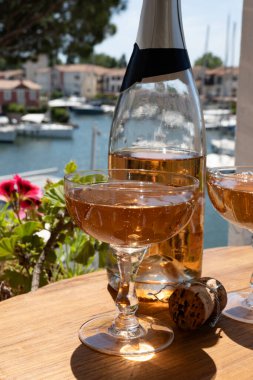 Fransız brut şampanyası şampanya köpüklü şarap. Port Grimaud 'da yat limanında, Saint-Tropez yakınlarında, Fransız Riviera tatili, Var, Fransa yaz tatili.