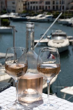 Bir bardak soğuk gül gris Cote de Provence şarabı Port Grimaud limanında, yaz tatili Provence, Fransa 'da Fransız Riviera' sında, şarap tatma