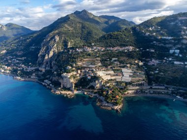 San-Remo yakınlarındaki Ventimiglia, Grimaldi köyündeki Fransız-İtalyan sınırından İtalyan Riviera ve Mavi Akdeniz 'e hava manzarası, yukarıdan panoramik manzara