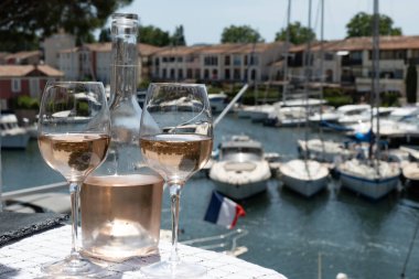 Bir bardak soğuk gül gris Cote de Provence şarabı Port Grimaud limanında, yaz tatili Provence, Fransa 'da Fransız Riviera' sında, şarap tatma