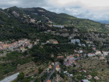İtalyan Rivierası 'ndaki hava manzarası ve San Remo yakınlarındaki Ventimiglia, Grimaldi köyündeki Fransız-İtalyan sınırından gelen dağlar yukarıdan panoramik manzara.