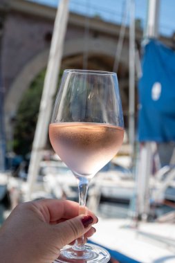 Fransız Riviera 'sı Fransa' nın güneyinde Cannes yakınlarındaki Fransız Riviera 'sı, Provence' de La Napoule Körfezi 'nde demirlemiş yatta soğuk gül şarabıyla parti.