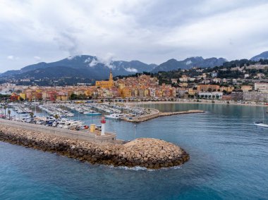 Fransız Riviera 'sı, renkli Menton eski şehri ve mavi Akdeniz' de Fransız-İtalyan sınırına yakın liman manzarası, seyahat yeri, yukarıdan panoramik manzara