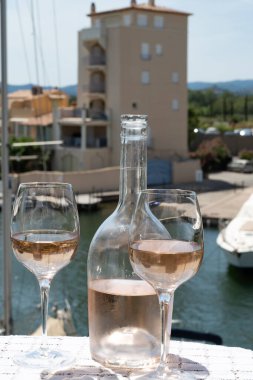 Bir bardak soğuk gül gris Cote de Provence şarabı Port Grimaud limanında, yaz tatili Provence, Fransa 'da Fransız Riviera' sında, şarap tatma
