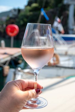 Fransız Riviera 'sı Fransa' nın güneyinde Cannes yakınlarındaki Fransız Riviera 'sı, Provence' de La Napoule Körfezi 'nde demirlemiş yatta soğuk gül şarabıyla parti.