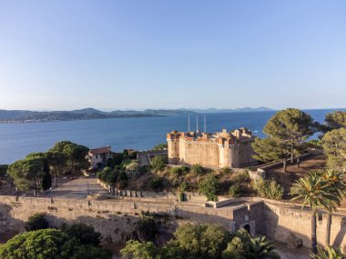 Körfezdeki hava manzarası, tepeler, eski kale, Fransız Rivierası 'ndaki ünlü Saint-Tropez kasabasının renkli evleri gün batımında, Var, Provence, Fransa, yaz tatili beldesi.