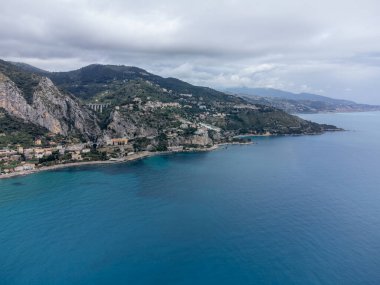 San-Remo yakınlarındaki Ventimiglia, Grimaldi köyündeki Fransız-İtalyan sınırından İtalyan Riviera ve Mavi Akdeniz 'e hava manzarası, yukarıdan panoramik manzara