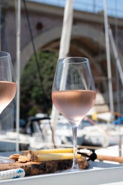 Fransız Riviera 'sı Fransa' nın güneyinde Cannes yakınlarındaki Fransız Riviera 'sı, Provence' de La Napoule Körfezi 'nde demirlemiş yatta soğuk gül şarabıyla parti.