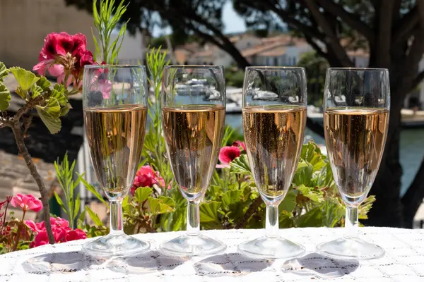 Fransız brut şampanyası şampanya köpüklü lale kadehleri ile Saint-Tropez yakınlarındaki Port Grimaud limanında, Fransız Riviera tatili, Var, Fransa yaz tatili