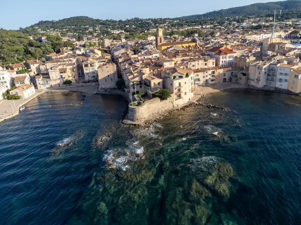 Rıhtımlar, plajlar, Fransız Riviera 'sındaki ünlü Saint-Tropez kasabasının eski renkli evleri gün batımında, Var, Provence, Fransa, yaz tatili beldesi