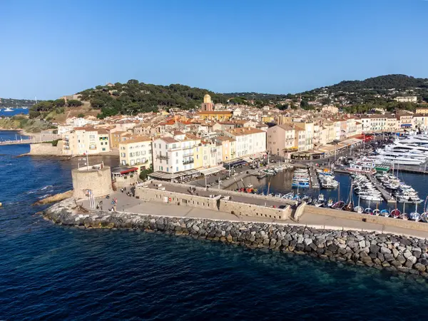 Fransız Riviera, Var, Provence, Fransa 'da gün batımında ünlü Saint-Tropez şehrinin tekneleri, yatları ve eski limanında hava manzarası.