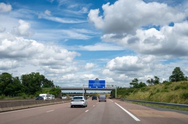 Yaz aylarında yolda araba kullanmak, Lille, Nancy ve diğer Fransız şehirlerine yol işaretleri, Fransa 'da farklı tip veya yollar, ulaşım ve trafik sorunları