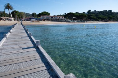 Sabah manzarası berrak mavi su ve Plage du Debarquement rıhtımında beyaz kumlu sahil Cavalaire-sur-Mer ve La Croix-Valmer, Fransız Riviera, Var, Fransa yaz tatili