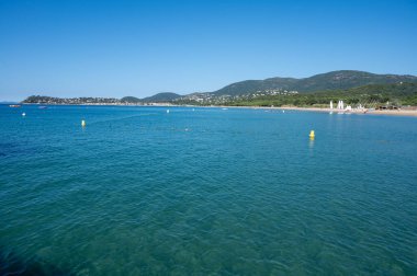 Sabah manzarası berrak mavi su ve Plage du Debarquement rıhtımında beyaz kumlu sahil Cavalaire-sur-Mer ve La Croix-Valmer, Fransız Riviera, Var, Fransa yaz tatili