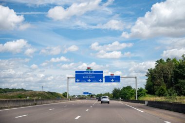 Yaz aylarında yolda araba kullanmak, Lille, Nancy ve diğer Fransız şehirlerine yol işaretleri, Fransa 'da farklı tip veya yollar, ulaşım ve trafik sorunları