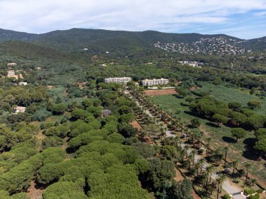 Yeşil heuverlar, Cavalaire-sur-Mer ve La Croix-Valmer yakınlarındaki evler, Fransız Riviera, Var, Provence, Fransa yaz tatili