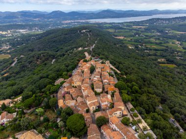 Yeşil tepeler, çam ağaçları ve meşe ağaçları, evler, Aziz Tropez körfezi, Gassin köyü, üzüm bağları, Provence, Var, Fransa