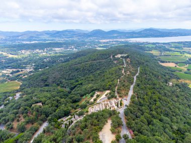 Yeşil tepeler, çam ağaçları ve meşe ağaçları, evler, Aziz Tropez körfezi, Gassin köyü, üzüm bağları, Provence, Var, Fransa