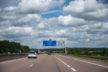 Yaz aylarında yolda araba kullanmak, Lille, Nancy ve diğer Fransız şehirlerine yol işaretleri, Fransa 'da farklı tip veya yollar, ulaşım ve trafik sorunları