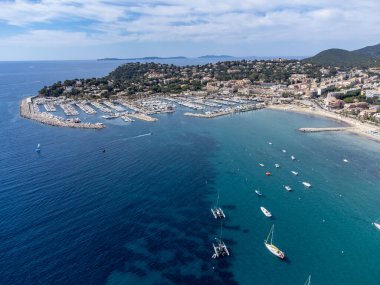 Botlardaki hava manzarası, Plage du Debarquement 'in berrak mavi suyu Cavalaire-sur-Mer ve La Croix-Valmer yakınlarındaki kumlu plaj, Fransız Riviera, Var, Provence, Fransa yaz tatili