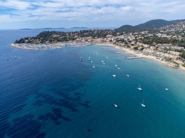 Botlardaki hava manzarası, Plage du Debarquement 'in berrak mavi suyu Cavalaire-sur-Mer ve La Croix-Valmer yakınlarındaki kumlu plaj, Fransız Riviera, Var, Provence, Fransa yaz tatili