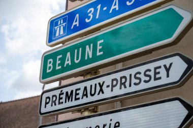 Yazın yolda giderken, Dijon, Beaune ve diğer Fransız şehirlerine yol işaretleri, Fransa 'da farklı tipler veya yollar, ulaşım ve trafik sorunları