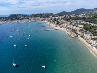 Botlardaki hava manzarası, Plage du Debarquement 'in berrak mavi suyu Cavalaire-sur-Mer ve La Croix-Valmer yakınlarındaki kumlu plaj, Fransız Riviera, Var, Provence, Fransa yaz tatili