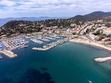 Yat teknelerinde hava manzarası, Cavalaire-sur-Mer yakınlarındaki beyaz kumlu sahil kristal berrak mavi deniz, Fransız Riviera, Var, Provence, Fransa yaz tatili