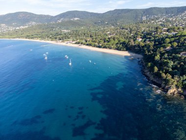Botlardaki hava manzarası, Plage du Debarquement 'in berrak mavi suyu Cavalaire-sur-Mer ve La Croix-Valmer yakınlarındaki kumlu plaj, Fransız Riviera, Var, Provence, Fransa yaz tatili