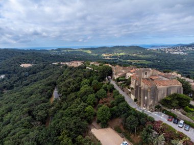 Yukarıdan Fransız Rivierası manzarası, tepeler, evler ve yeşil üzüm bağları Cotes de Provence, Saint-Tropez yakınlarındaki gül şarabı üretimi, Gassin, Pampelonne plajı, Var, Fransa