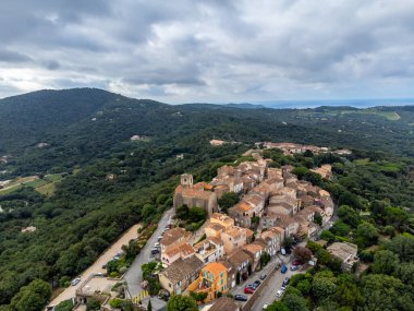 Yeşil tepeler, çam ağaçları ve meşe ağaçları, evler, Aziz Tropez körfezi, Gassin köyü, üzüm bağları, Provence, Var, Fransa