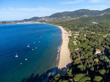 Botlardaki hava manzarası, Plage du Debarquement 'in berrak mavi suyu Cavalaire-sur-Mer ve La Croix-Valmer yakınlarındaki kumlu plaj, Fransız Riviera, Var, Provence, Fransa yaz tatili
