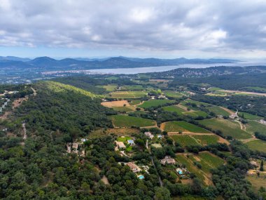 Yukarıdan Fransız Rivierası manzarası, tepeler, evler ve yeşil üzüm bağları Cotes de Provence, Saint-Tropez yakınlarındaki gül şarabı üretimi, Gassin, Pampelonne plajı, Var, Fransa