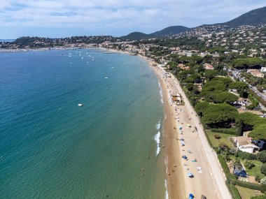Botlardaki hava manzarası, Plage du Debarquement 'in berrak mavi suyu Cavalaire-sur-Mer ve La Croix-Valmer yakınlarındaki kumlu plaj, Fransız Riviera, Var, Provence, Fransa yaz tatili