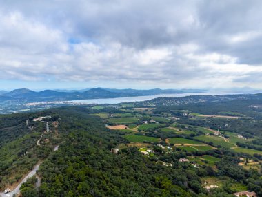 Yeşil tepeler, çam ağaçları ve meşe ağaçları, evler, Aziz Tropez körfezi, Gassin köyü, üzüm bağları, Provence, Var, Fransa