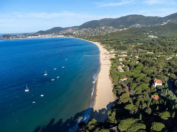 Botlardaki hava manzarası, Plage du Debarquement 'in berrak mavi suyu Cavalaire-sur-Mer ve La Croix-Valmer yakınlarındaki kumlu plaj, Fransız Riviera, Var, Provence, Fransa yaz tatili