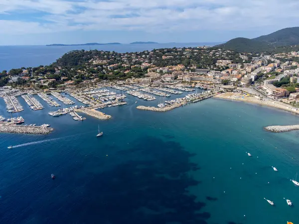 Yat teknelerinde hava manzarası, Cavalaire-sur-Mer yakınlarındaki beyaz kumlu sahil kristal berrak mavi deniz, Fransız Riviera, Var, Provence, Fransa yaz tatili