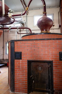 Charentias 'taki konyak ruhlarının çifte damıtma işlemi. Bakır alambik hala eski bir içki imalathanesinde, Charente, Segonzac, Grand Champagne, Fransa