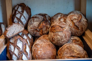 Bordeaux 'da Fransız esnaf fırını, taze fırında çavdar ve buğday ekmeği ve baget, Fransa, Fransız yemeği.