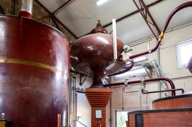 Charentias 'taki konyak ruhlarının çifte damıtma işlemi. Bakır alambik hala eski bir içki imalathanesinde, Charente, Segonzac, Grand Champagne, Fransa