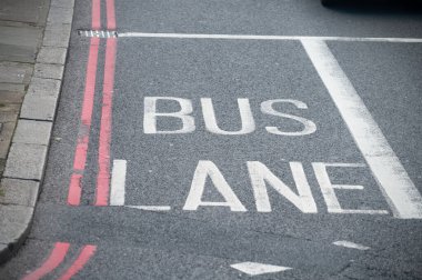 Londra 'da ulaşım, yollar, yol işaretleri, sokak işaretleri, farklı uyarılar, Büyük Britanya' da yön gösterme, İngiltere 'de şehir hayatı