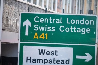 Londra 'da ulaşım, yollar, yol işaretleri, sokak işaretleri, farklı uyarılar, Büyük Britanya' da yön gösterme, İngiltere 'de şehir hayatı