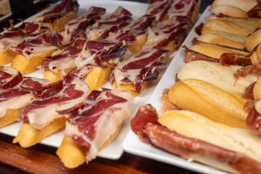 Bask ülkesinin tipik aperatifleri, küçük ekmek parçaları, balık, deniz ürünü, San Sebastian 'da veya İspanya' da Bilbao 'da servis edilen tatlı yeşil biberli pinkholar ya da pinktolar.